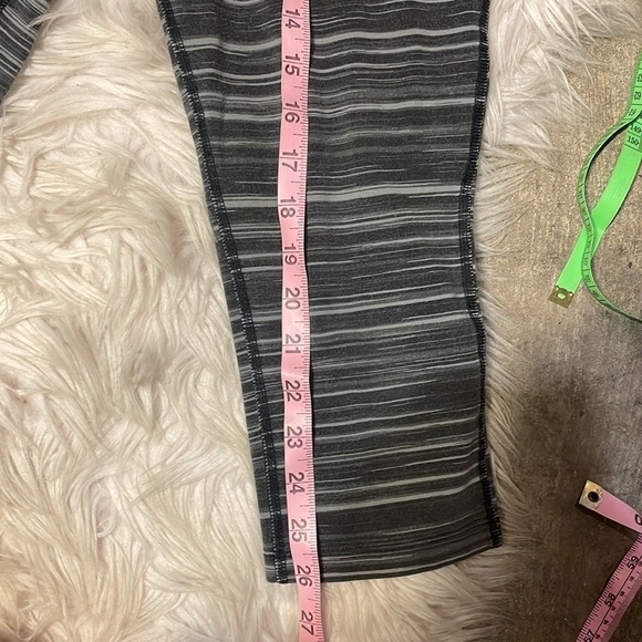 NIKE Gray &‎ Black Cropped Leggings - Picture 9 of 9